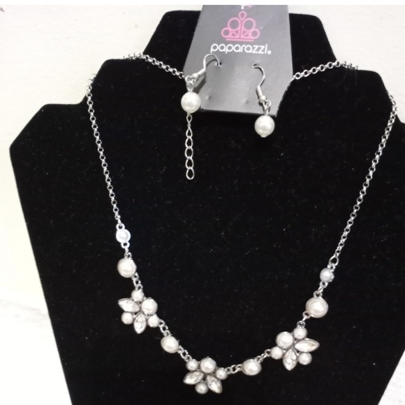 ROYALLY EVER AFTER WHITE Necklace NWT - Picture 1 of 1